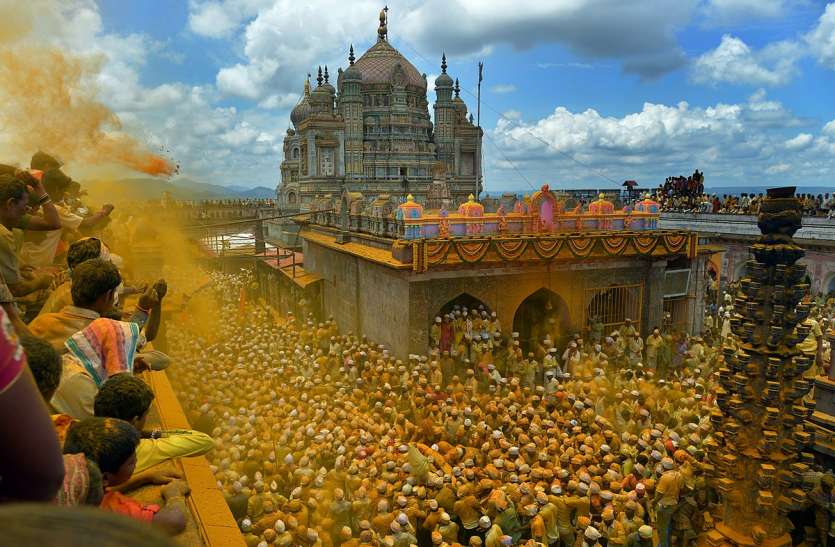 khandoba.jpg यहां श्रद्धालु अपनी दांतों से उठाते हैं 42 किलो की तलवार, जानें मंदिर से जुड़ी 10 अनोखी बातें