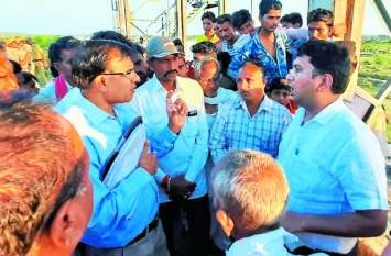 kota collector Omprakash Kasera Big Statement on Takli Dam बड़ी खबर: कोटा कलक्टर बोले-मैं हाथ जोड़ूं या पैर पकड़ूं , एक माह में जनता को दिलाऊंगा मकानों का पैसा...