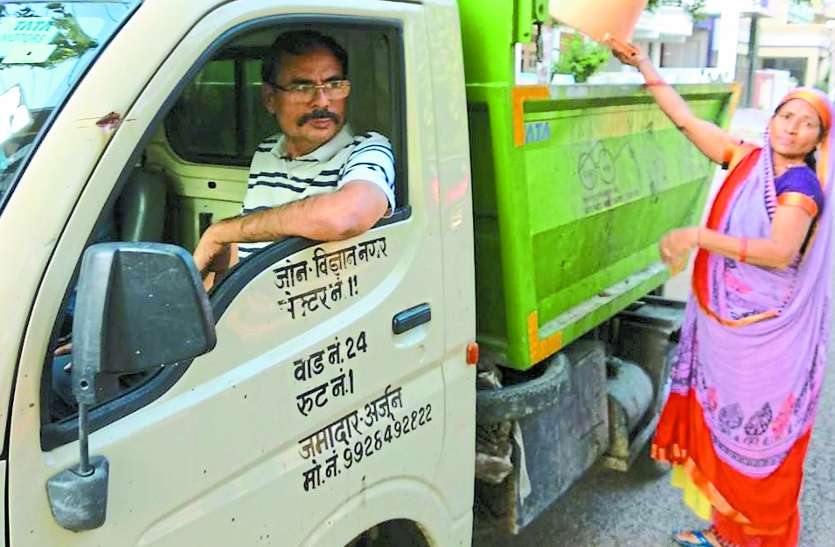kota Nagar Nigam कचरे से भरे टिपर में बैठे कमिश्नर को सफाईकर्मी ने दिया ऐसा जवाब कि सुनकर चौंक गए आयुक्त