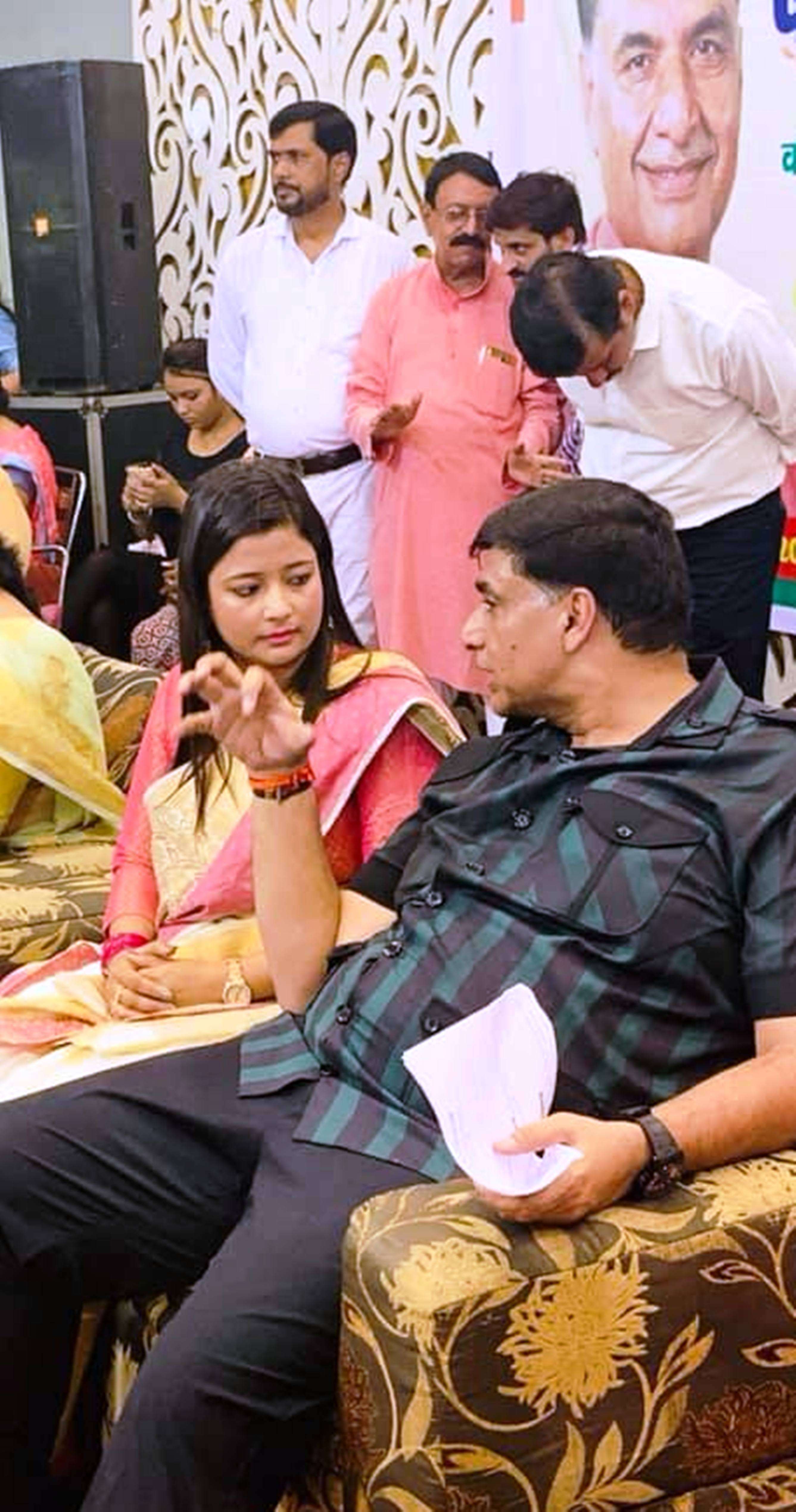 फिर घुटनों तक भरे कीचड़ में उतर गई ‘करिश्मा ठाकुर’