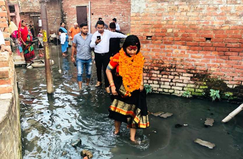 फिर घुटनों तक भरे कीचड़ में उतर गई ‘करिश्मा ठाकुर’ फिर घुटनों तक भरे कीचड़ में उतर गई ‘करिश्मा ठाकुर’