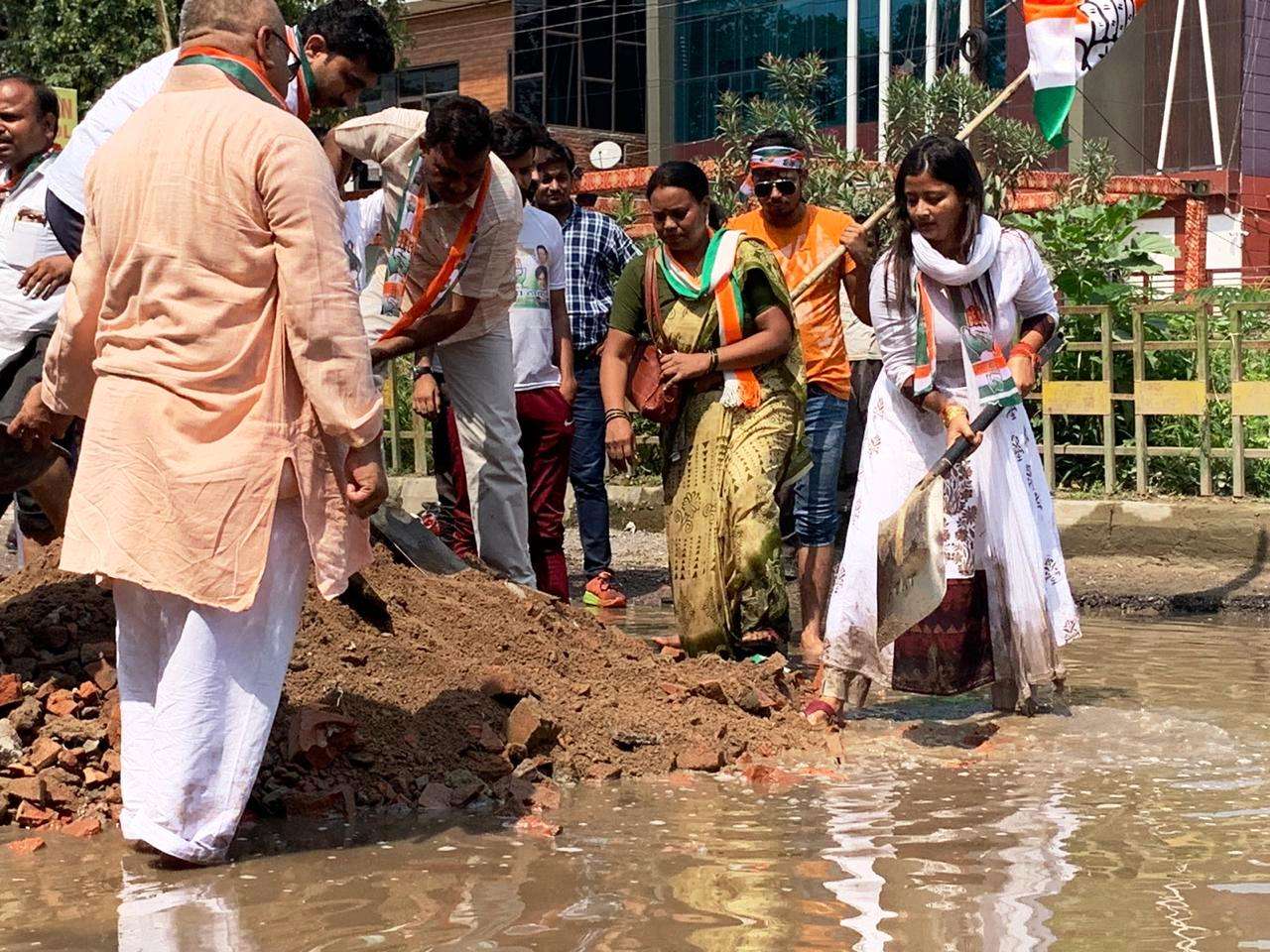 फिर घुटनों तक भरे कीचड़ में उतर गई ‘करिश्मा ठाकुर’