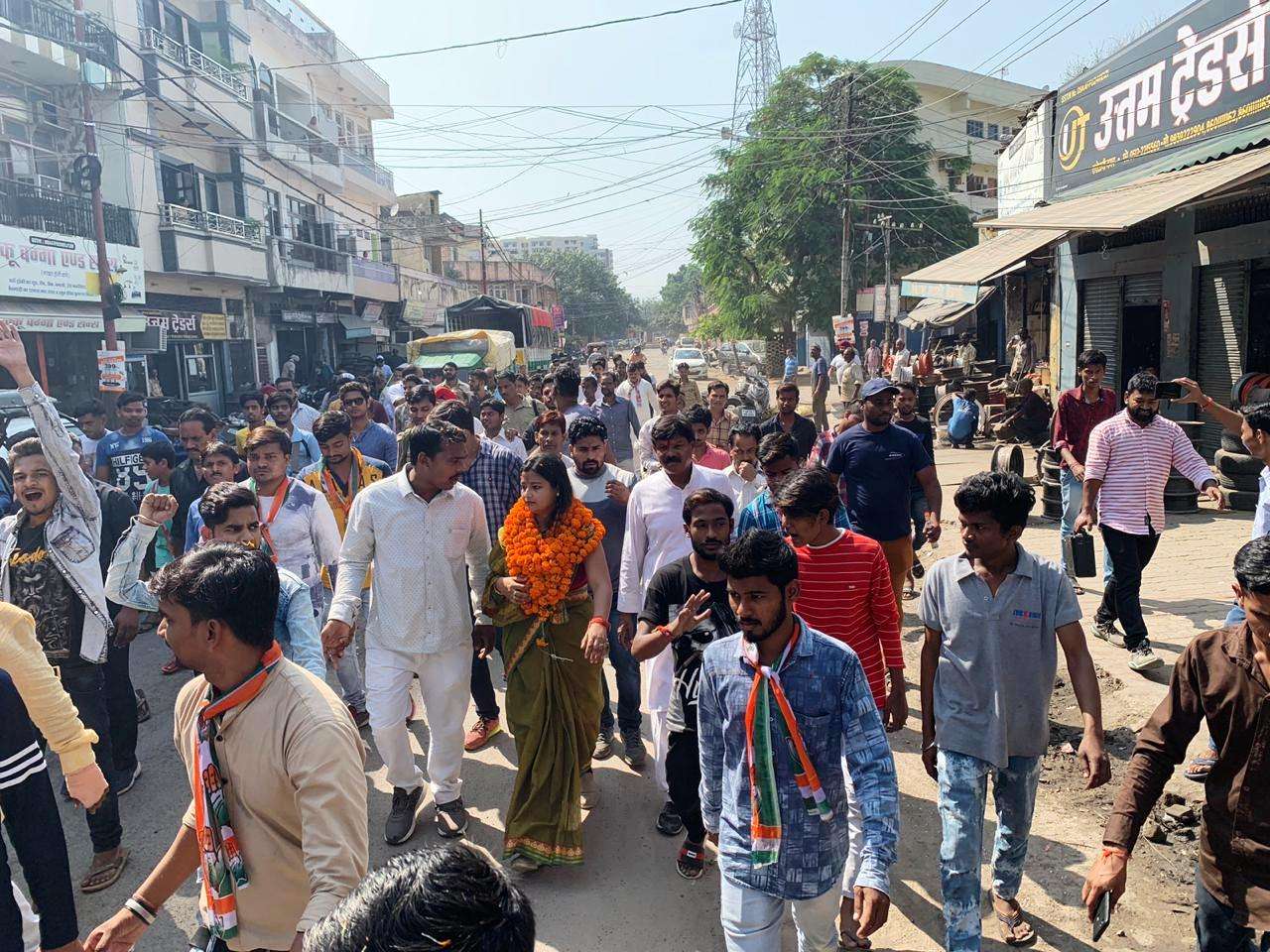 फिर घुटनों तक भरे कीचड़ में उतर गई ‘करिश्मा ठाकुर’