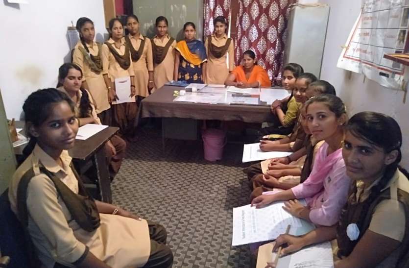 सम्मान पाकर खिल उठे बालिकाओं के चेहरे सम्मान पाकर खिल उठे बालिकाओं के चेहरे