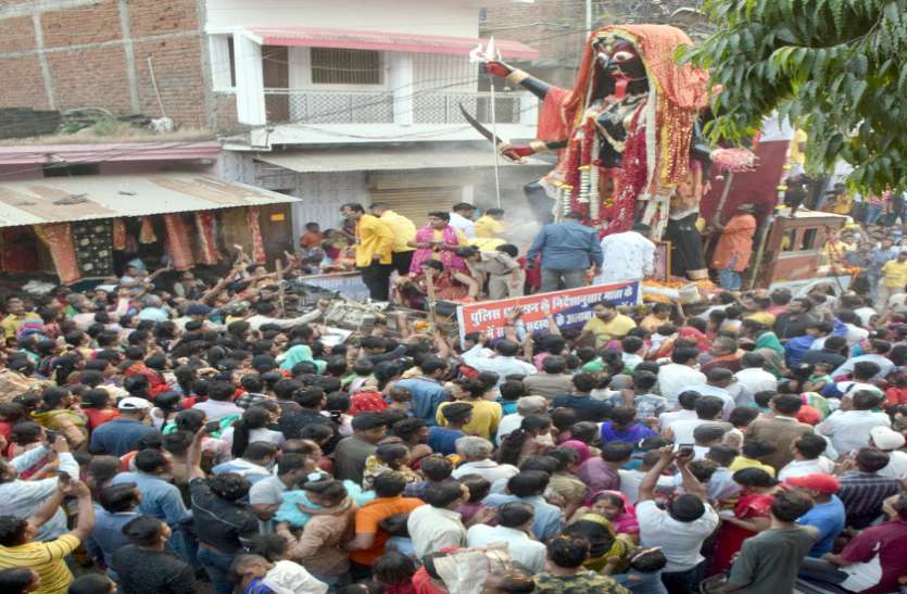 mahakali_1.jpg भक्तों की सारी मनोकामनाएं पूरी करती हैं मन्नत वाली महाकाली, विसर्जन जुलूस में उमड़ा आस्था का सैलाब