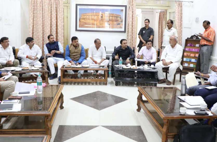 ऐसी कोई सडक़ नहीं जिस पर गड्ढे न हों, कर क्या रहे हैं अधिकारी पता ही नहीं चल रहा, जानिए किसने कहा यह ऐसी कोई सडक़ नहीं जिस पर गड्ढे न हों, कर क्या रहे हैं अधिकारी पता ही नहीं चल रहा, जानिए किसने कहा यह