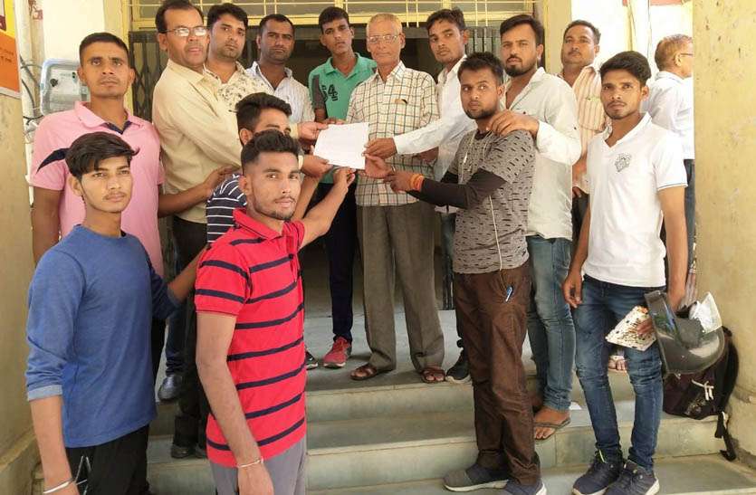मालपुरा में शोभयात्रा पर पथराव के आरोपियों की गिरफ्तारी नही होने पर जिला स्तर पर प्रदर्शन की दी चेतावनी मालपुरा में शोभयात्रा पर पथराव के आरोपियों की गिरफ्तारी नही होने पर जिला स्तर पर प्रदर्शन की दी चेतावनी