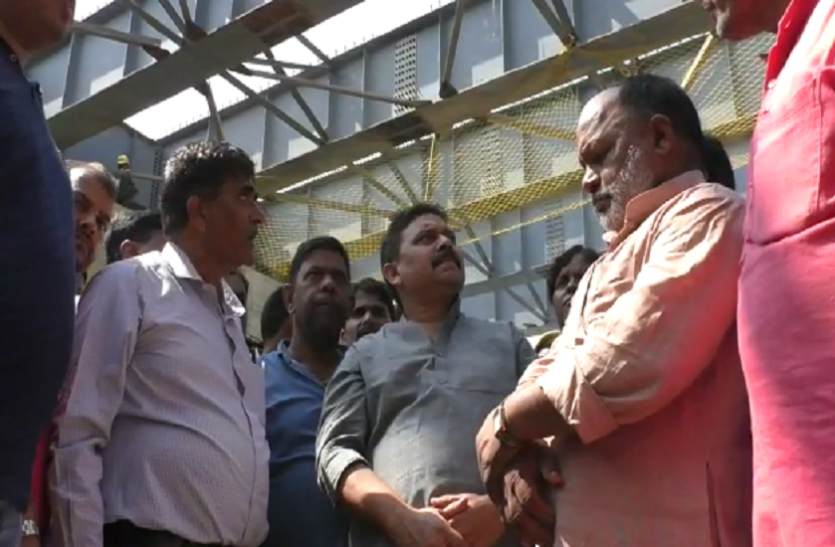 Minister Ravindra Jaiswal बीजेपी मंत्री ने बताया कैसे गिरी फ्लाईओवर की शटरिंग, कफ्यू लगा कर काम करना व्यवहारिक नहीं