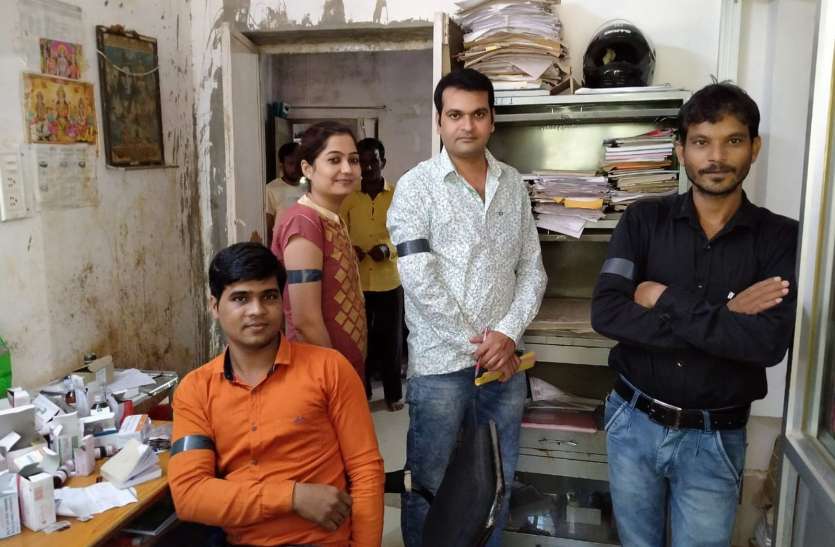 लगातार दूसरे दिन भी जारी रहा संविदा स्वास्थ्य कर्मचारियों का विरोध प्रदर्शन लगातार दूसरे दिन भी जारी रहा संविदा स्वास्थ्य कर्मचारियों का विरोध प्रदर्शन
