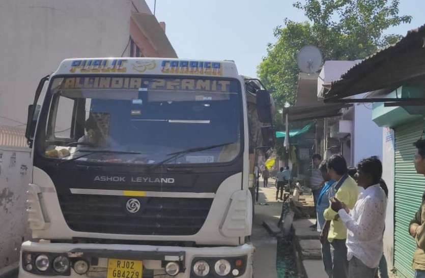 ट्रेलर की टक्कर से खम्भा व तार टूटे ट्रेलर की टक्कर से खम्भा व तार टूटे