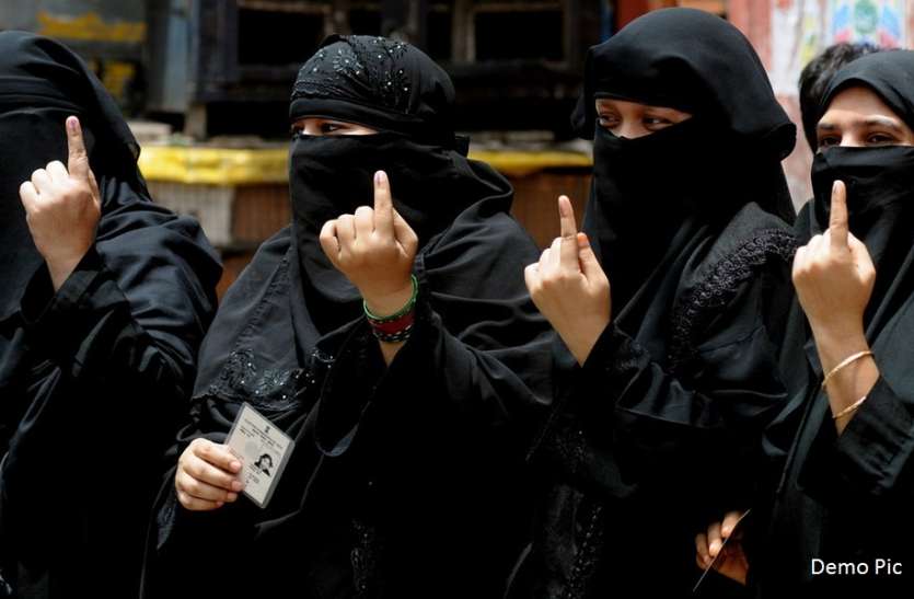muslim_women_voting.jpg Rampur Upchunav: बुर्का पहनकर वोट देने वाली महिलाओं की ऐसे की जाएगी चेकिंग