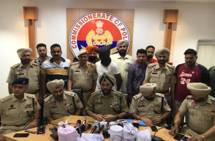 Punjab News पंजाब पुलिस के हाथ लगा कुख्यात नशा तस्कर, करोड़ों की हेरोइन बरामद