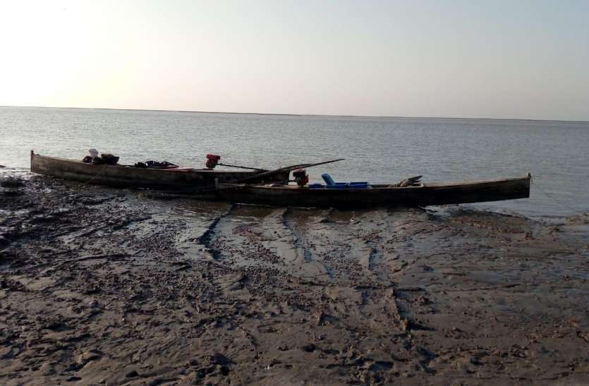 pakistan boats seized in Gujarat गुजरातः बीएसएफ ने चलाया विशेष जांच अभियान, समुद्र किनारे पाकिस्तान की 5 नाव जब्त