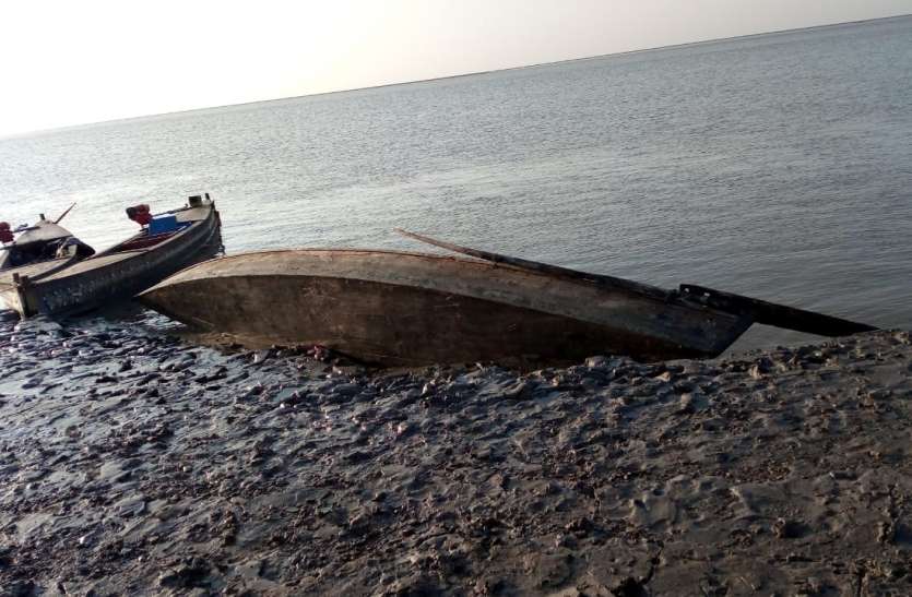 Haraminala इलाके से मिली पांच लावारिस Pakistani boat Haraminala इलाके से मिली पांच लावारिस Pakistani boat