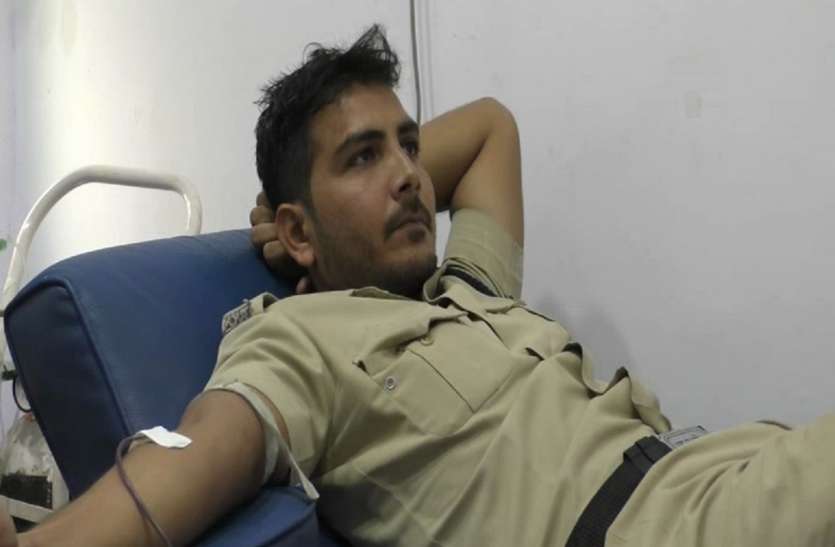 एनीमिया की वजह से गई थी रक्त की कमी, जेल प्रहरी ने रक्तदान कर बचाई जान एनीमिया की वजह से गई थी रक्त की कमी, जेल प्रहरी ने रक्तदान कर बचाई जान