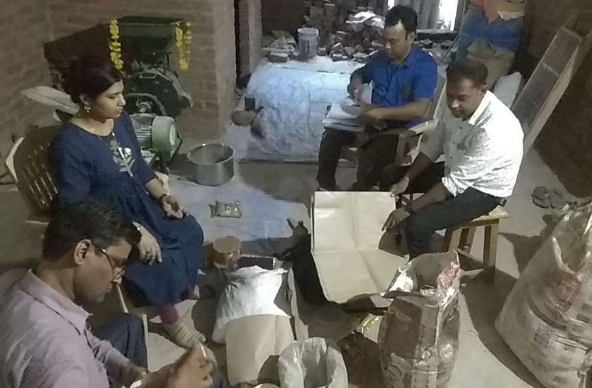 हल्दी-धनिया और तरबूज की मिगी में बिलबिला रहे थे कीड़े, बगैर लाइसेंस हो रही थी मसालों की पैकिंग हल्दी-धनिया और तरबूज की मिगी में बिलबिला रहे थे कीड़े, बगैर लाइसेंस हो रही थी मसालों की पैकिंग