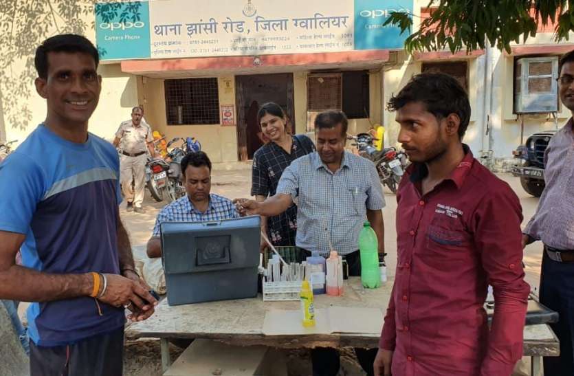 Samples taken from milk tanker and dairy दूध के चार टैंकर और डेयरी पर कार्यवाही, टीम ने लिए सैंपल