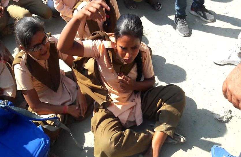 अंतराष्ट्रीय बालिका दिवस: प्रिंसिपल की कुर्सी की जगह सडक़ पर बैठना पड़ा छात्राओं को अंतराष्ट्रीय बालिका दिवस: प्रिंसिपल की कुर्सी की जगह सडक़ पर बैठना पड़ा छात्राओं को