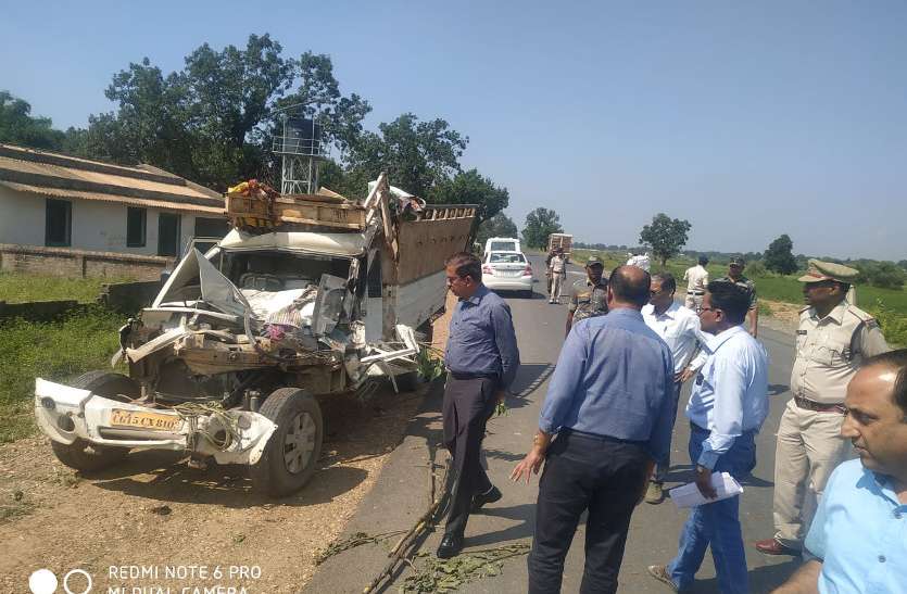 Breaking News: बिल्डिंग की ढलाई कर लौट रही मजदूरों से भरी पिकअप खड़े ट्रक से भिड़ी, 2 की दर्दनाक मौत, 26 घायल, पहुंचे एसडीएम-एसपी Breaking News: बिल्डिंग की ढलाई कर लौट रही मजदूरों से भरी पिकअप खड़े ट्रक से भिड़ी, 2 की दर्दनाक मौत, 26 घायल, पहुंचे एसडीएम-एसपी