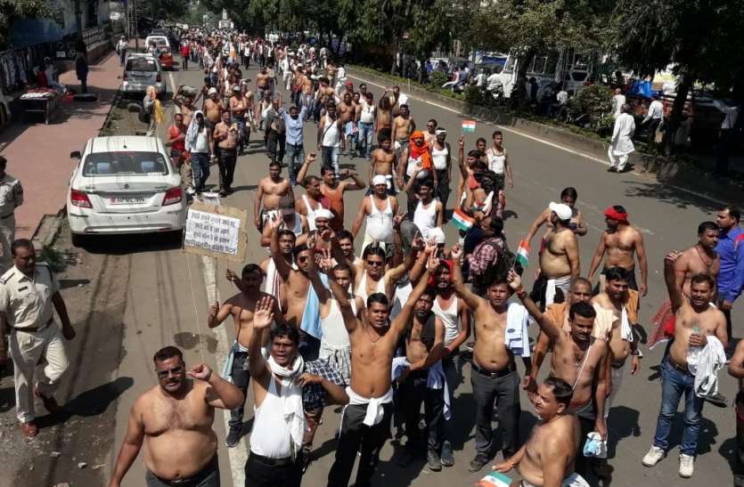 protest_mp_news.jpg सरकार की वादा खिलाफी के विरोध में अतिथि शिक्षकों ने अर्द्ध नग्न होकर किया प्रदर्शन
