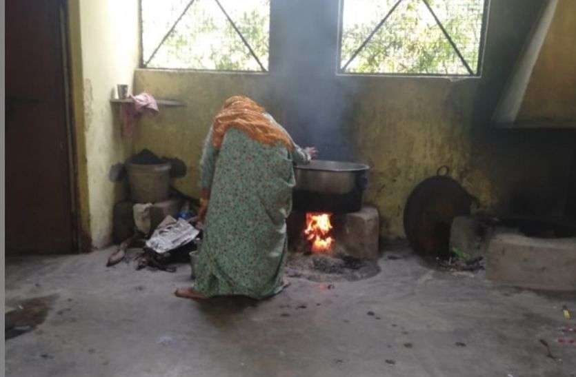 गैस के दौर में चूल्हे से उठते धुएं के बीच पक रहा पोषाहार गैस के दौर में चूल्हे से उठते धुएं के बीच पक रहा पोषाहार