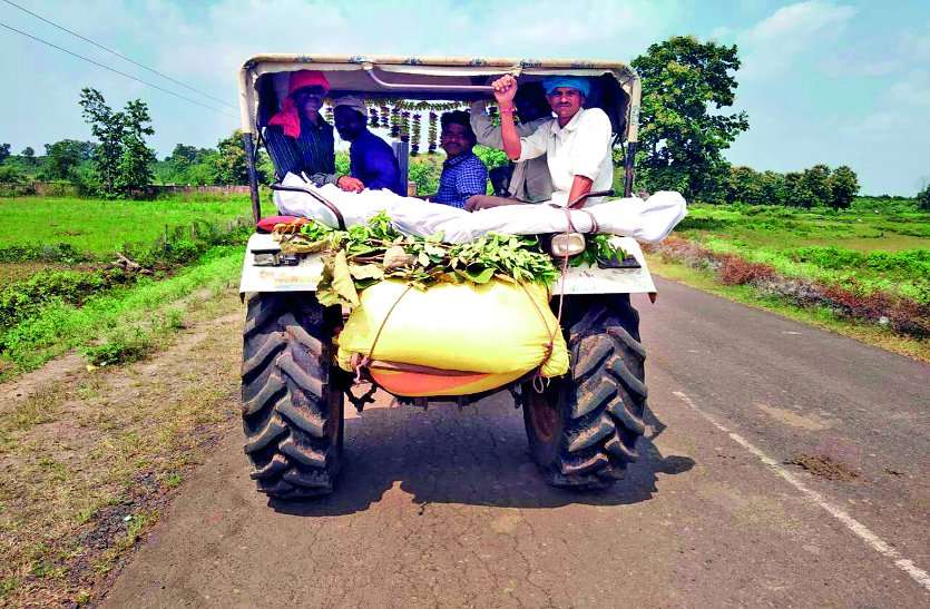 शर्मसार मानवता: मजबूरन पीएम के बाद ट्रैक्टर के पीछे बांधकर ले गए शव शर्मसार मानवता: मजबूरन पीएम के बाद ट्रैक्टर के पीछे बांधकर ले गए शव