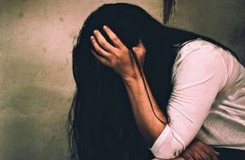 Restaurant collegues gangraped girl, Police leave accused घर छोड़ने के बहाने युवती को सुनसान इलाके लेकर गए, शराब पिलाकर गैंगरेप