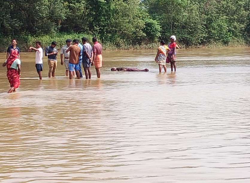 Breaking News: नदी में नहाने गए बच्चों ने अचानक युवती की नग्न लाश देखी तो..., माता-पिता बोले- दुष्कर्म के बाद की गई है हत्या