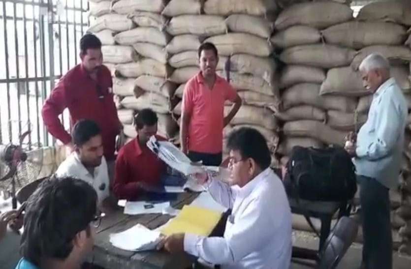 रसद विभाAlwar Logistic Department Raidग ने प्याज के थोक व खुदरा विक्रेताओं के मारे छापे रसद विभाग ने प्याज के थोक व खुदरा विक्रेताओं के मारे छापे