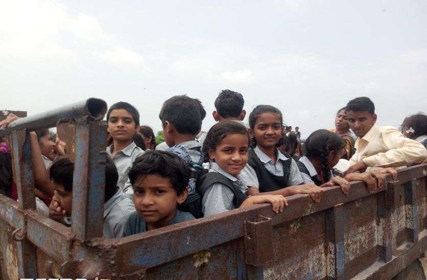 उपखंड अधिकारी को जोड़े हाथ, बोले अब दुबारा ऐसा नहीं करेंगे उपखंड अधिकारी को जोड़े हाथ, बोले अब दुबारा ऐसा नहीं करेंगे