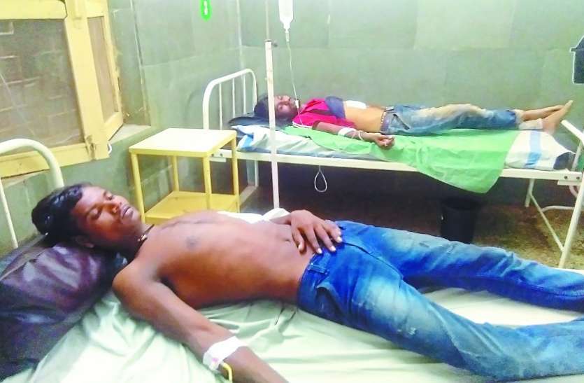 शोरूम के 2 कर्मचारियों को चाकू मारकर आरोपी फरार शोरूम के 2 कर्मचारियों को चाकू मारकर आरोपी फरार