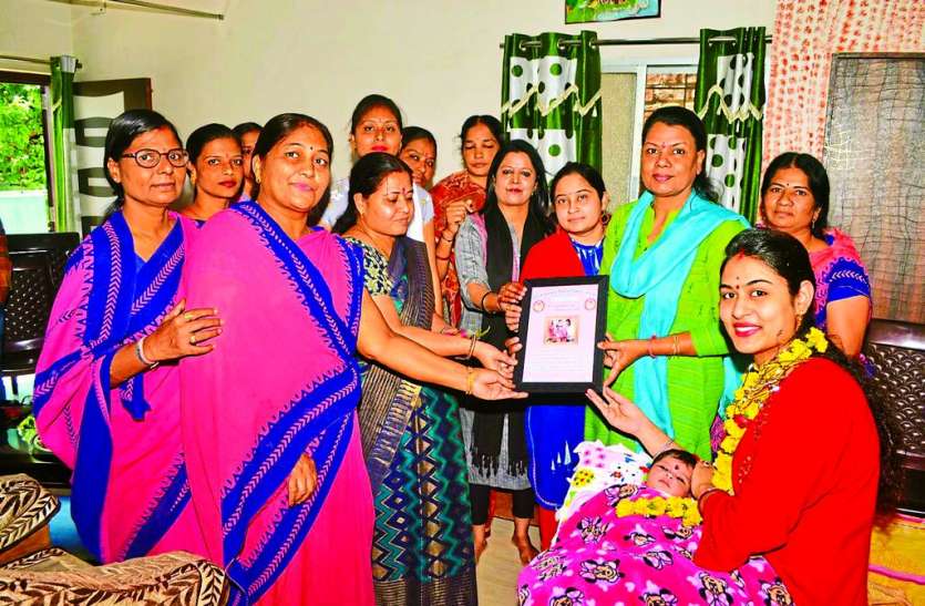 अनूठा स्वागत: ढोल-ढमाके के साथ घर पहुंचे अधिकारी अनूठा स्वागत: ढोल-ढमाके के साथ घर पहुंचे अधिकारी
