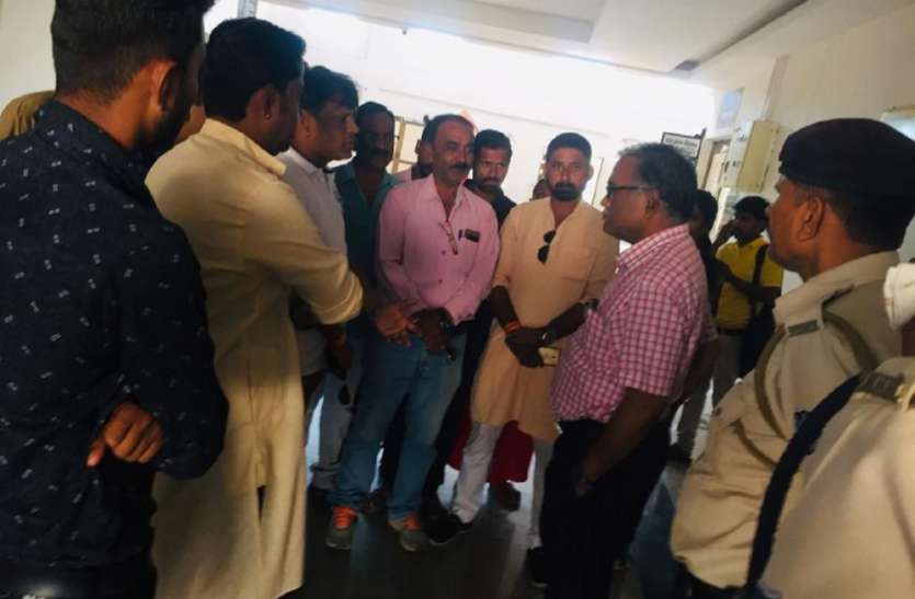 Collector taught law and order कलेक्टर ने इस संगठन के पदाधिकारियों को पढ़ाया कानून का पाठ, कहा- शस्त्र का प्रदर्शन करने वालों के लाइसेंस होंगे निरस्त