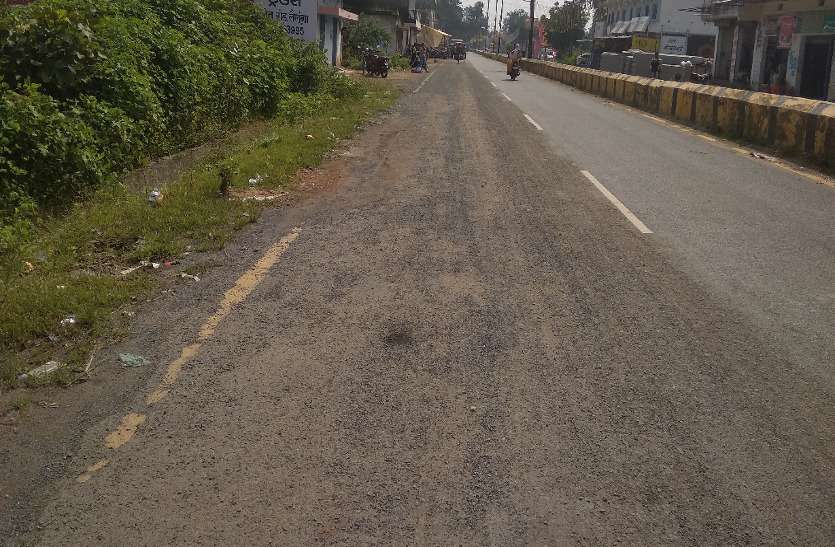 साढ़े आठ करोड़ से बनी गौरव पथ एक माह में ही दरकने लगी, 40 फीसदी हिस्से से उधड़ चुकी है गिट्टी और डामर