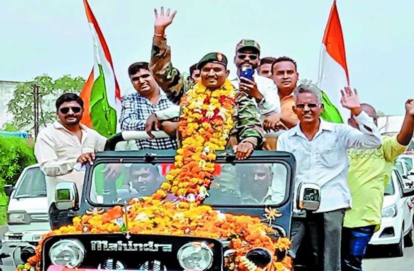 सीमा पर आतंकियों को धूल चटाकर घर आया फौजी, पूरे गांव ने मनाई ‘दिवाली’ सीमा पर आतंकियों को धूल चटाकर घर आया फौजी, पूरे गांव ने मनाई ‘दिवाली’