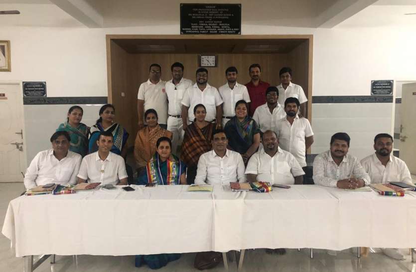 समाज सेवा के कार्य करने पर बल समाज सेवा के कार्य करने पर बल
