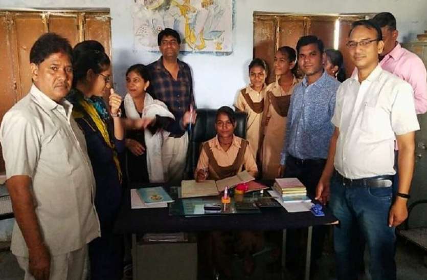 सम्मान पाकर खिल उठे बालिकाओं के चेहरे सम्मान पाकर खिल उठे बालिकाओं के चेहरे