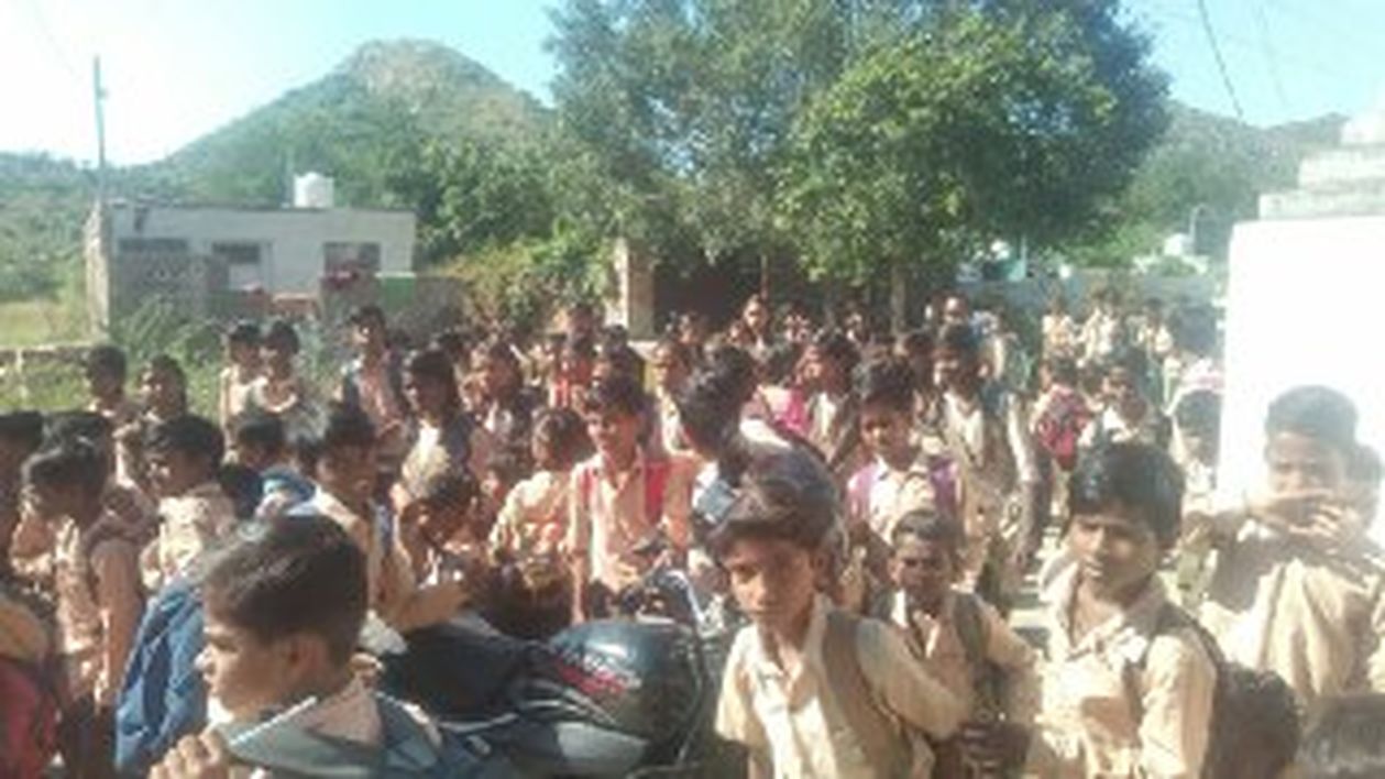 3 महीने से केवल हिंदी-सामाजिक पढ़ा रहे, ग्रामीणों ने ठोका स्कूल पर ताला