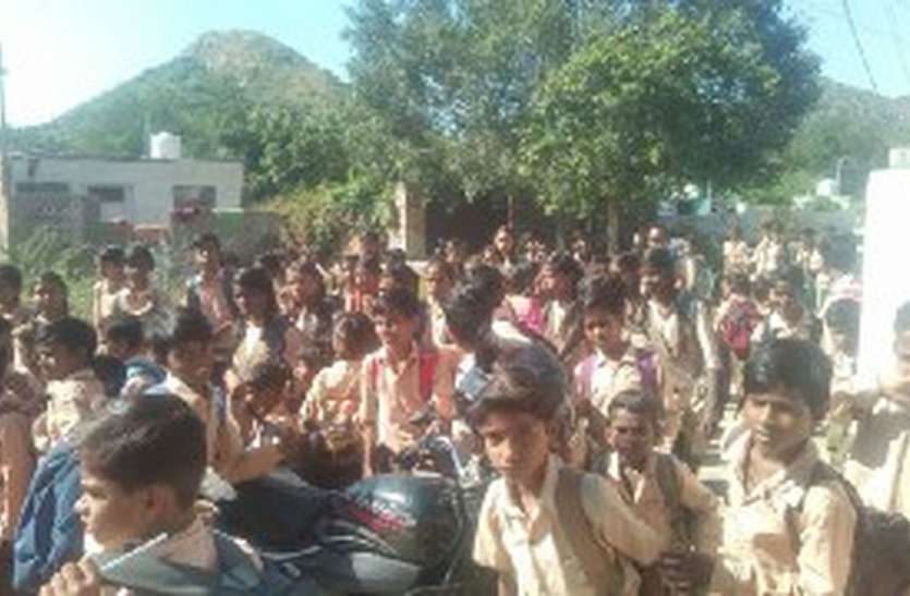 3 महीने से केवल हिंदी-सामाजिक पढ़ा रहे, ग्रामीणों ने ठोका स्कूल पर ताला 3 महीने से केवल हिंदी-सामाजिक पढ़ा रहे, ग्रामीणों ने ठोका स्कूल पर ताला