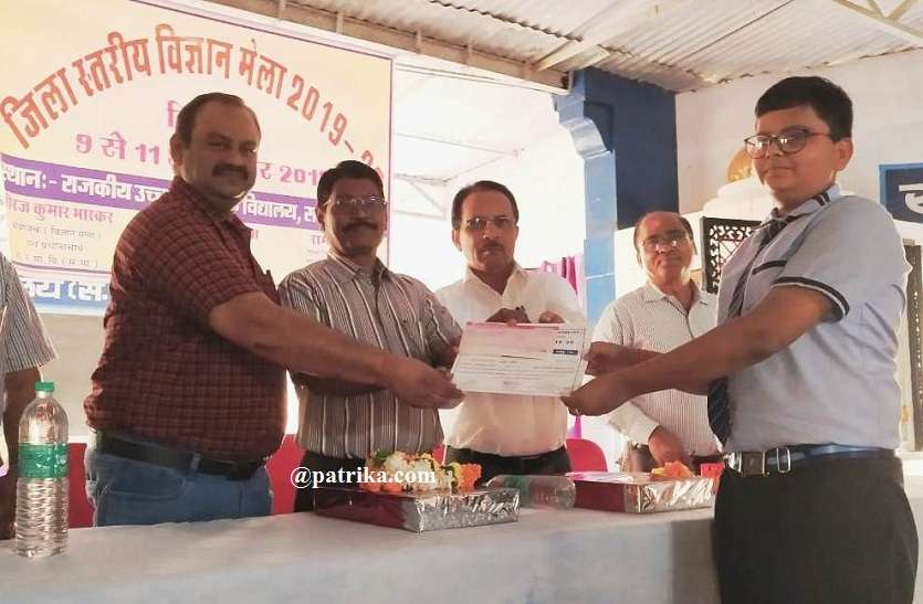 30 विद्यालयों के 105 प्रतिभागियों में नन्हें वैज्ञानिकों ने रचा विज्ञान का संसार 30 विद्यालयों के 105 प्रतिभागियों में नन्हें वैज्ञानिकों ने रचा विज्ञान का संसार