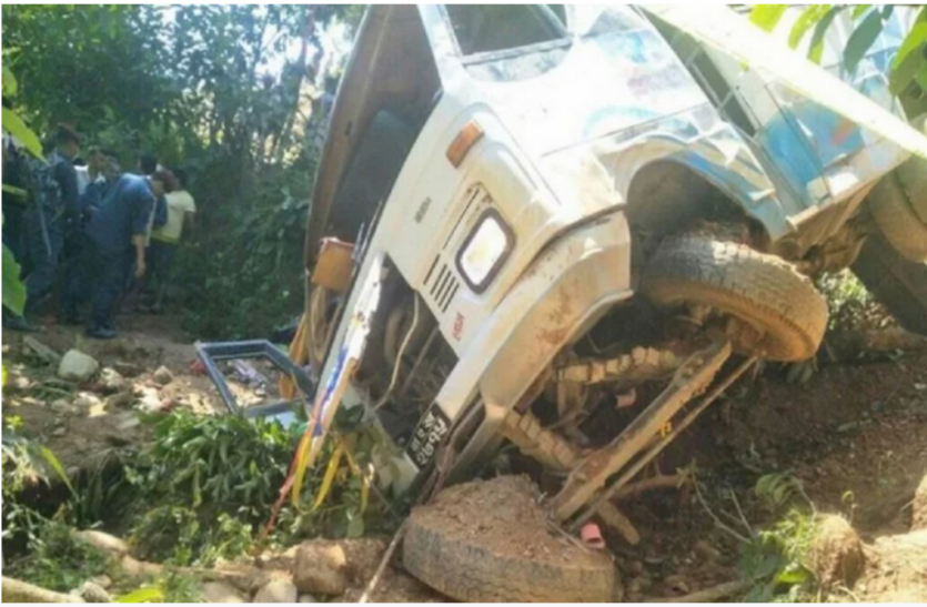नेपाल में बस हादसा नेपाल: राजधानी काठमांडू जा रही बस खाई में गिरी, 14 की मौत, 100 से अधिक घायल