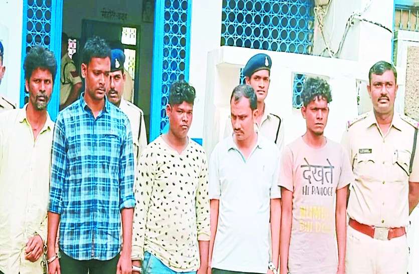 ग्राहकों से मारपीट करने वाले शराब दुकान के 5 कर्मचारी को किया गिरफ्तार, भेजे गए जेल ग्राहकों से मारपीट करने वाले शराब दुकान के 5 कर्मचारी को किया गिरफ्तार, भेजे गए जेल