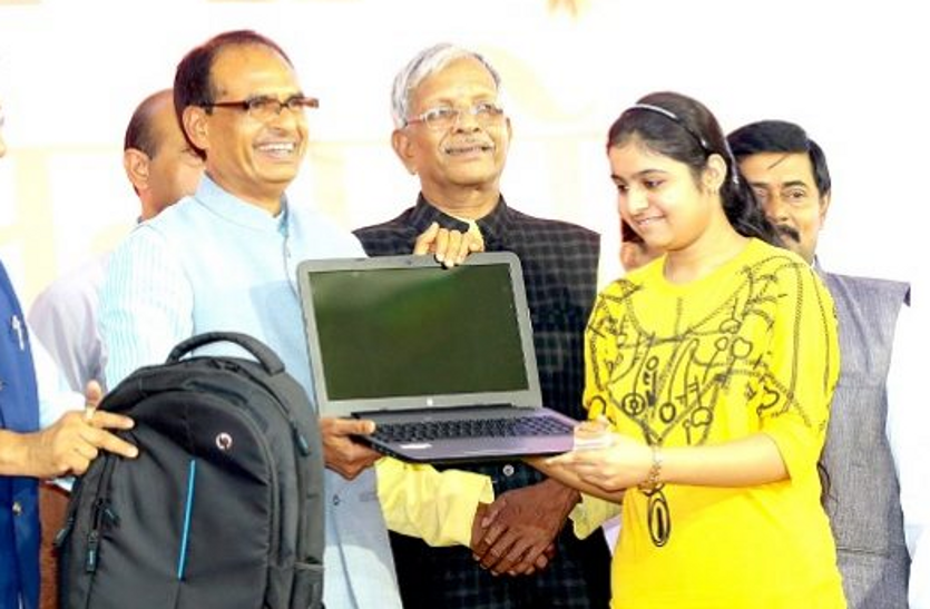 shivraj_laptop_scheme.png शिवराज ने लैपटॉप योजना में बदलाव पर उठाए सवाल, बोले- दिल के करीब थी योजना