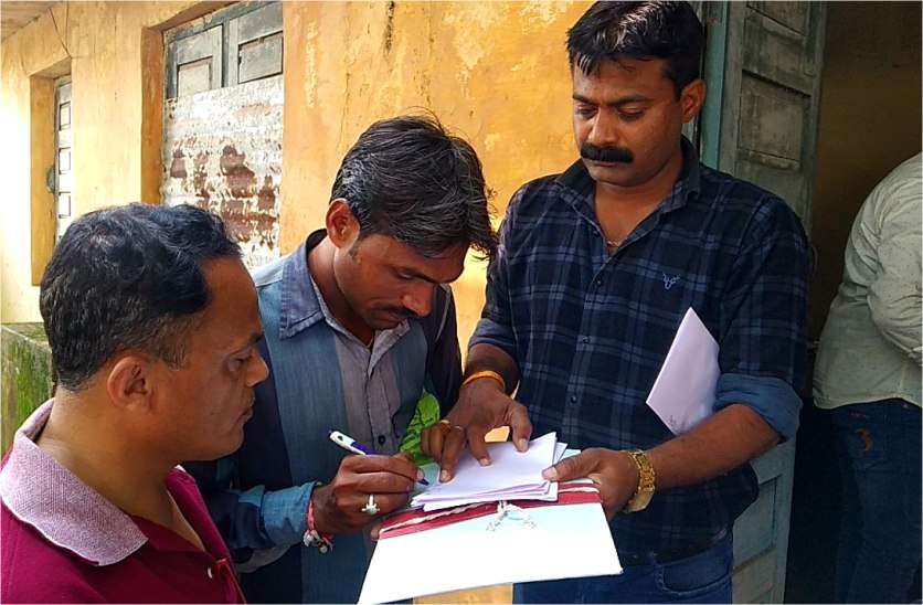 sub engineer caught taking 20 thousand bribe Lokayukta big raid in mp