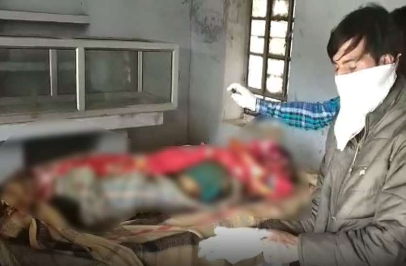 Married woman suicide by hanging मां ने अपने मासूम बच्चों को फेंका टैंक में, फिर खुद ने फंदे से झूलकर की आत्महत्या, मचा कोहराम