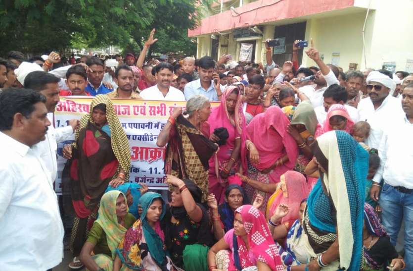विधायक की गिरफ्तारी के लिए सड़क पर उतरे लोग विधायक की गिरफ्तारी के लिए सड़क पर उतरे लोग