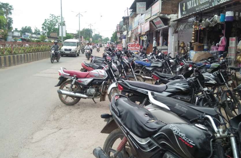 Blocking traffic सड़कें बनी बैंकों की पार्किंग, बाधित हो रहा यातायात