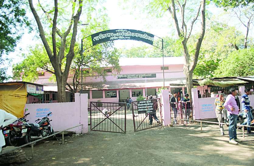 MP में विरोध-प्रदर्शन: वकील, व्यापरियों की हड़ताल, तहसीलदार चले गए सामूहिक अवकाश पर... MP में विरोध-प्रदर्शन: वकील, व्यापरियों की हड़ताल, तहसीलदार चले गए सामूहिक अवकाश पर...