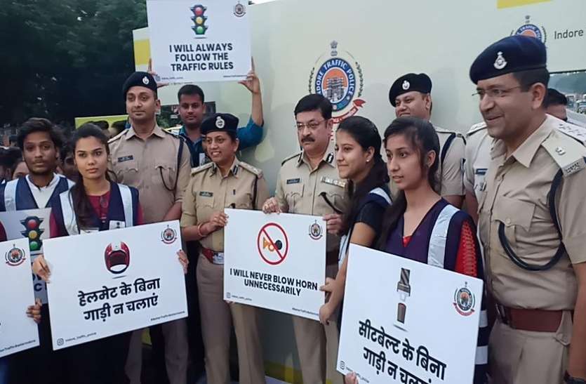बिगड़ा ट्रेफिक सुधारने के लिए लगी वालेंटियर की लाईन, पुलिस को करना पड़ रहा मना बिगड़ा ट्रेफिक सुधारने के लिए लगी वालेंटियर की लाईन, पुलिस को करना पड़ रहा मना