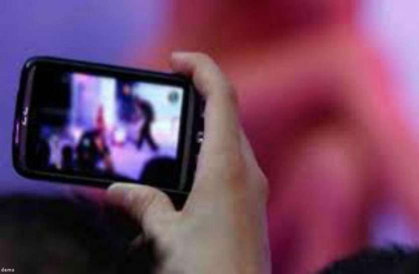 सर्विस सेंटर के कर्मचारी ने महिला के मोबाइल से चुराया डाटा, फिर FB पर दोस्ती कर बोला- अगर ये खास तस्वीरें कर दूं वायरल सर्विस सेंटर के कर्मचारी ने महिला के मोबाइल से चुराया डाटा, फिर FB पर दोस्ती कर बोला- अगर ये खास तस्वीरें कर दूं वायरल